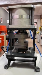 Presă Pneumatică pentru Armătură(1.2mm max) pentru găurit locașul la cremon și broască - Img 5