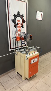 KRG 502 Hand-held drilling machine for handle holes and mechanical locking mechanism + pantograph