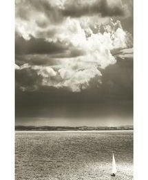 Poster alb negru Peisaj marin cu o barca cu panze