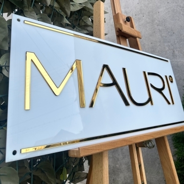 placa-dreptunghiulara-plexi-alba-cu-scris-auriu