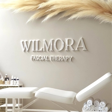 Text plexiglas alb sau negru pentru saloane de cosmetica