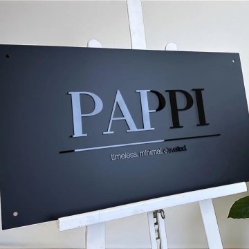 Placa dreptunghiulara negru mat cu text negru lucios
