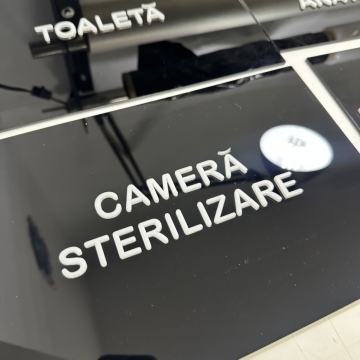 placa-dreptunghiulara-plexi-negru-cu-scris-alb