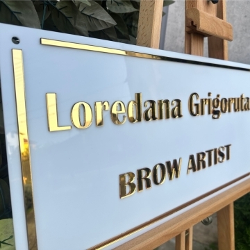 placa-dreptunghiulara-plexi-alba-cu-scris-auriu