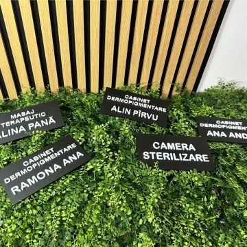 placa-dreptunghiulara-plexi-negru-cu-scris-alb