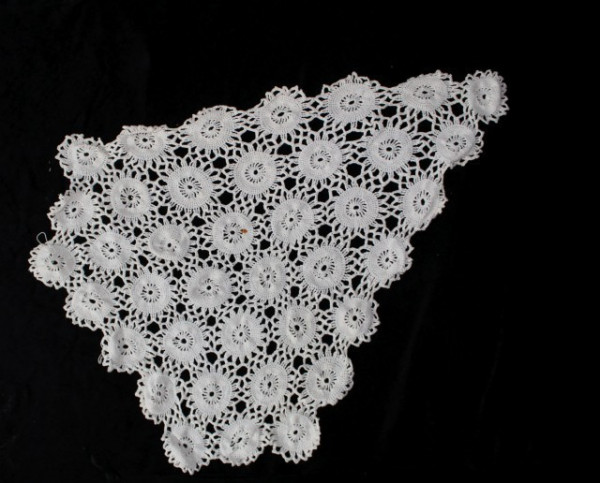 Dantela crochet model floral anii '50