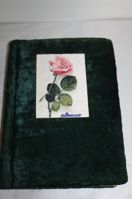 Album foto imbracat in catifea verde anii '50-'60