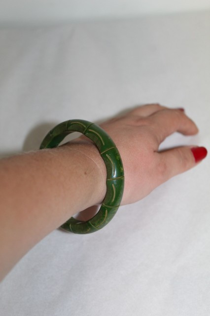 Bratara Art Deco sculptata din bachelita verde anii '40