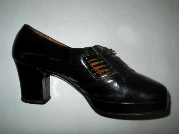 Pantofi negri anii '60