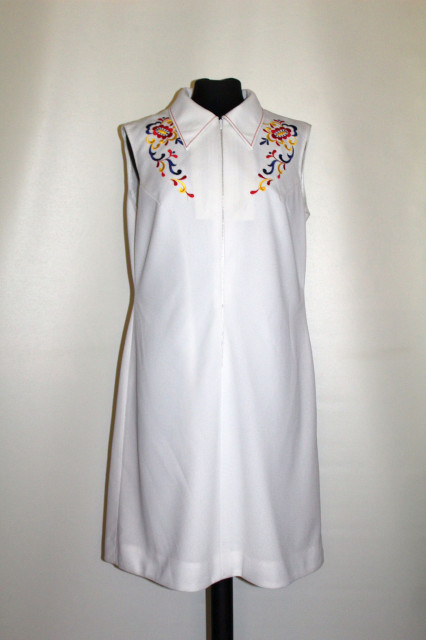 Rochie vintage alba cu broderie florala in stil popular anii '60