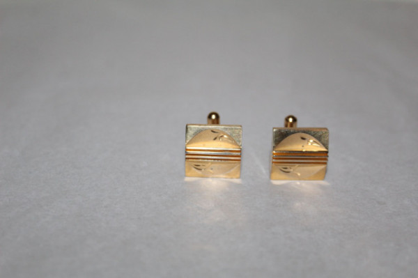 Butoni aurii model incizat și dungi în relief  anii 70