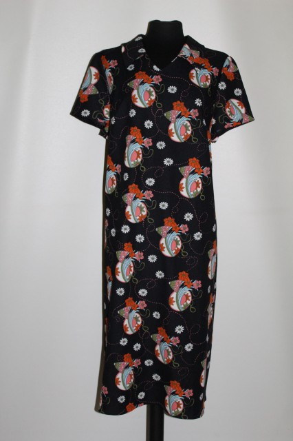Rochie print floral și cercuri anii 60