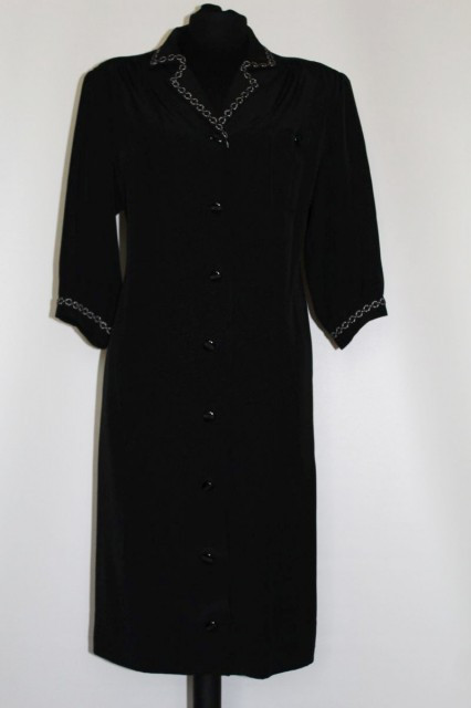 Rochie neagra pasmanterie alba anii '70