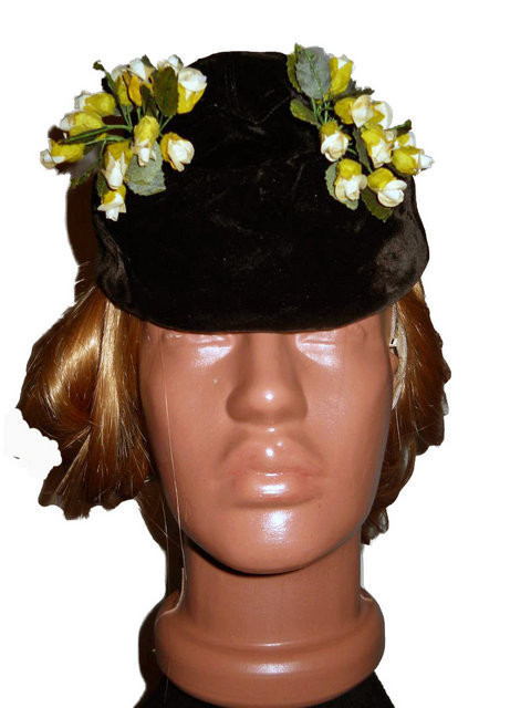 Toca rotunda vintage ornamentata cu flori mici anii '30