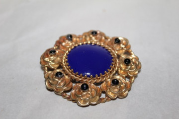 Brosă antique ornament central din sticlă albastră perioada victoriană cca. 1880