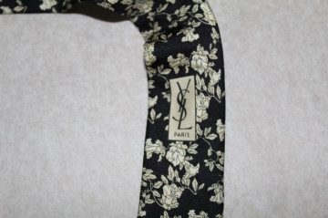 Cravata Yves Saint Laurent flori albe pe fond negru