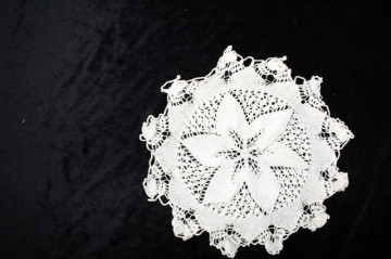 Mileu vintage cu floare în relief din dantelă crem-ivoire – anii ’50