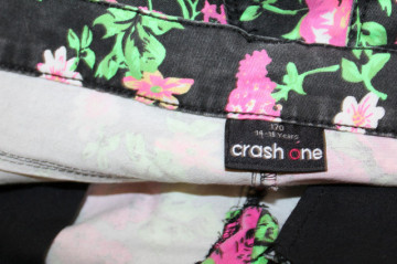 Pantaloni vintage cu print floral pe fond negru – retro chic - Img 7