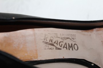Pantofi negri Salvatore Ferragamo – piele naturală lăcuită cu fundiță și logo argintiu - Img 4