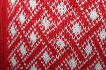 Pardesiu tricotat alb-roșu cu print geometric – anii ’70 - Img 6