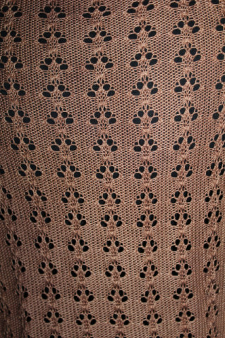 Pulover maro ajurat vintage – anii ’50, tricot manual cu nasturi îmbrăcați - Img 4