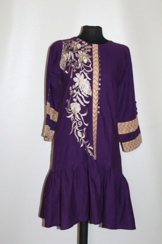 Rochie violet cu flori brodate – hippie repro anii ’70