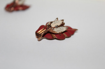 Shoe clip vintage din alamă și email – anii ’50‑’60, ornament frunză și floare - Img 3