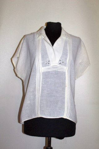 Bluza din pânză topită brodată –delicatețea modei anilor ’60