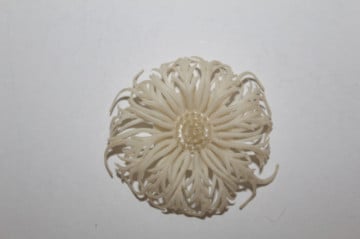 Broșă floare albă din plastic – vintage anii ’50-’60