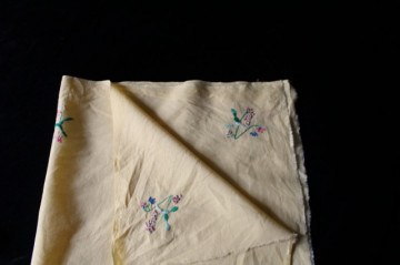 Bucată de pânză broderie florală anii ’40 – galben vanilie cu roz și verde