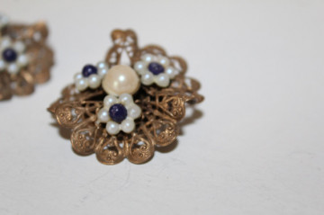 Clips vintage cu flori suprapuse – bijuterie anii ’40 - Img 4