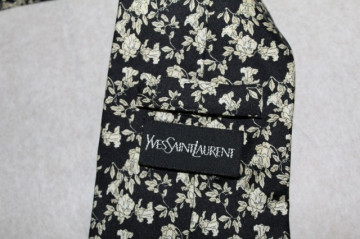 Cravata Yves Saint Laurent flori albe pe fond negru