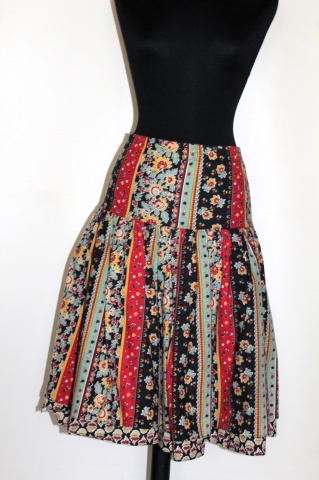 Fustă cloș cu volane suprapuse – anii ’80–’90, print floral country