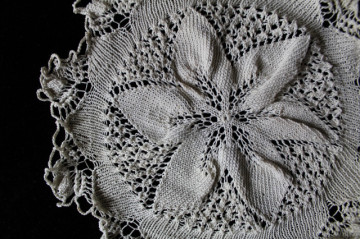 Mileu vintage cu floare în relief din dantelă crem-ivoire – anii ’50 - Img 2