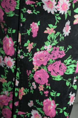 Pantaloni vintage cu print floral pe fond negru – retro chic - Img 8