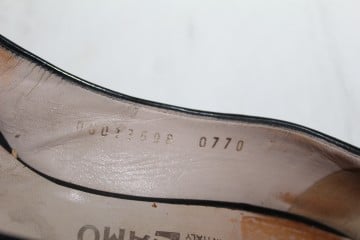 Pantofi negri Salvatore Ferragamo – piele naturală lăcuită cu fundiță și logo argintiu - Img 5