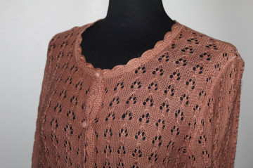 Pulover maro ajurat vintage – anii ’50, tricot manual cu nasturi îmbrăcați - Img 5