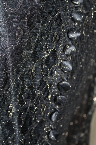 Rochie de seară din dantelă neagră cu fir auriu – anii ’70 - Img 7