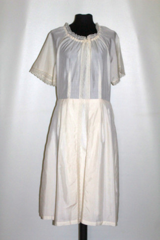 Rochie ivoire cu ornamente de dantelă – romantic retro anii ’70
