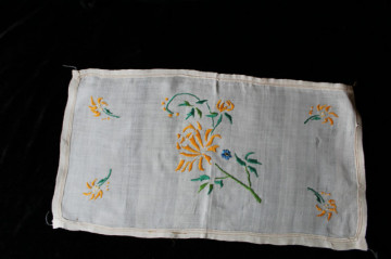 Șervet vintage cu flori galbene, anii ’20 – broderie manuală