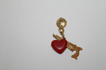 Broșă vintage „Inimă și fierăstrău” – Fraternity Pin anii ’40