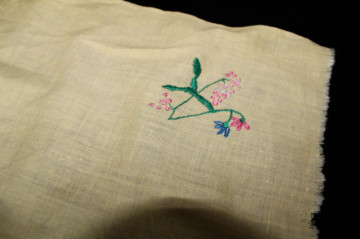 Bucată de pânză broderie florală anii ’40 – galben vanilie cu roz și verde - Img 3
