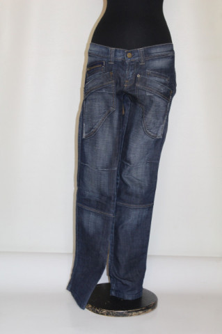 Jeans skinny albastru închis cu buzunare aplicate – vibe retro casual