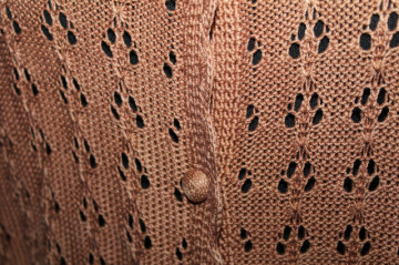 Pulover maro ajurat vintage – anii ’50, tricot manual cu nasturi îmbrăcați - Img 6