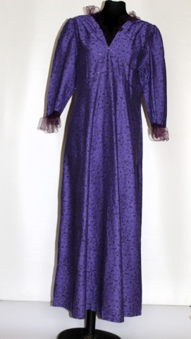 Rochie de seară violet cu volănașe – voal & jacquard, anii ’70