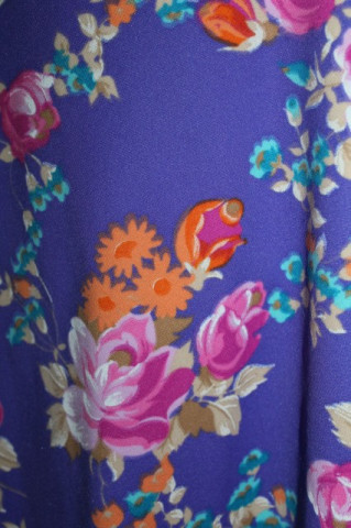 Rochie vintage flori multicolore pe fond violet anii 70