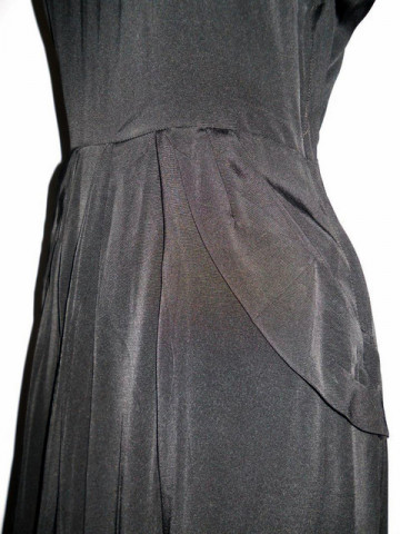Rochie vintage neagra cu pliseuri laterale anii '40
