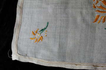 Șervet vintage cu flori galbene, anii ’20 – broderie manuală - Img 2