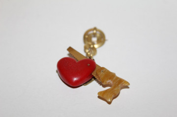 Broșă vintage „Inimă și fierăstrău” – Fraternity Pin anii ’40 - Img 2