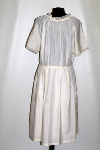 Rochie ivoire ornamente dantelă anii 70